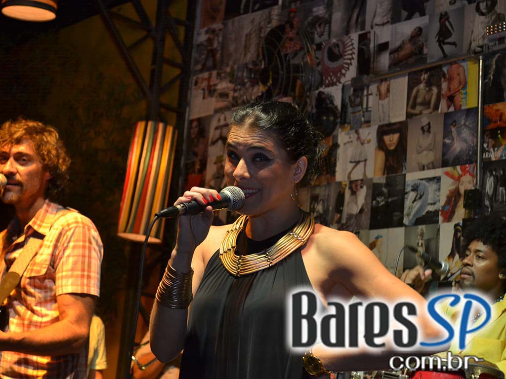 Dona Duda, Augusto Swing e integrantes de outros grupos se apresentaram em noite de samba-rock Dona Duda, Augusto Swing e integrantes de outros grupos se apresentaram em noite de samba-rock